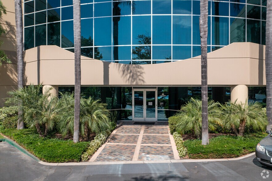 2 South Pointe Dr, Lake Forest, CA à louer - Photo de l’immeuble – Image 3 sur 13