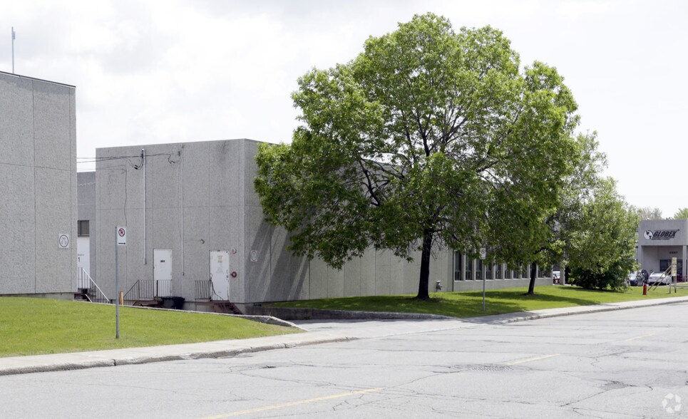 2305-2329 Rue Guénette, Saint-Laurent, QC à vendre - Photo de l’immeuble – Image 3 sur 32