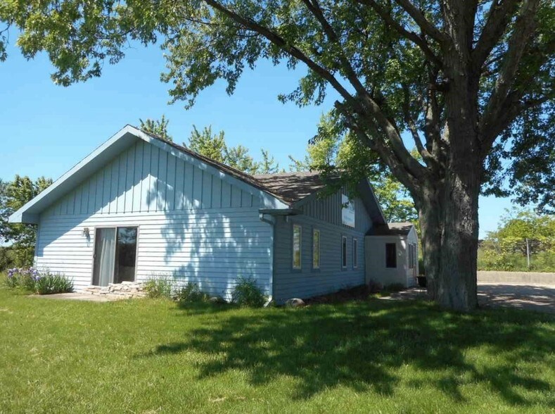W2745 County Road D, Elkhorn, WI à louer - Photo de l’immeuble – Image 3 sur 3