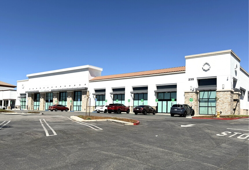 235 E Foothill Blvd, Upland, CA à louer - Photo principale – Image 1 sur 2