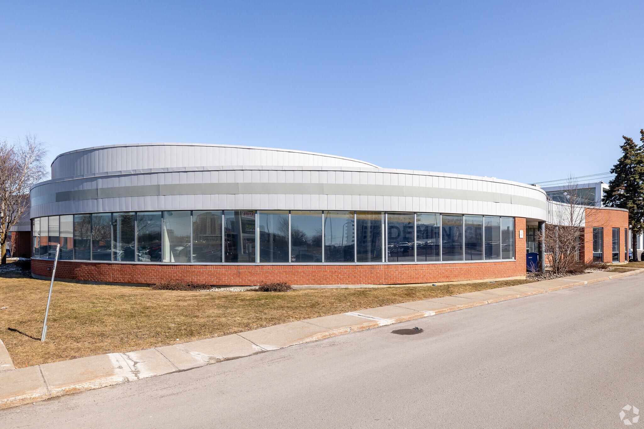 2519-3300 Blvd Chomedey, Laval, QC à louer Photo principale– Image 1 sur 5