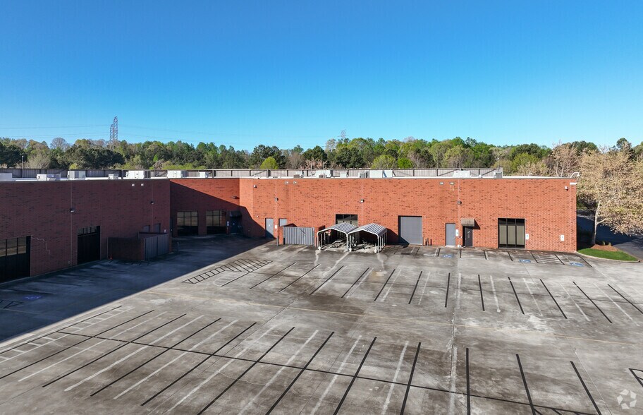 12125 Herbert Wayne Ct, Huntersville, NC à louer - Photo de l’immeuble – Image 3 sur 5
