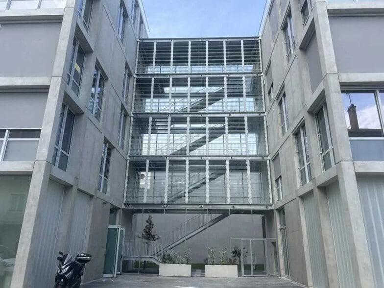 Local d’activités dans Villeurbanne à louer - Photo de l’immeuble – Image 2 sur 11
