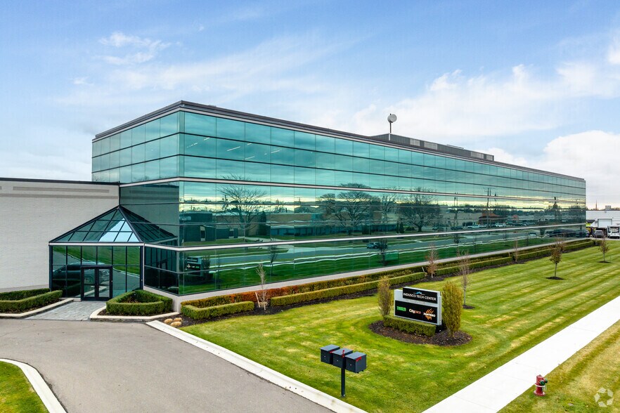 164 Indusco Ct, Troy, MI à louer - Photo de l’immeuble – Image 3 sur 9