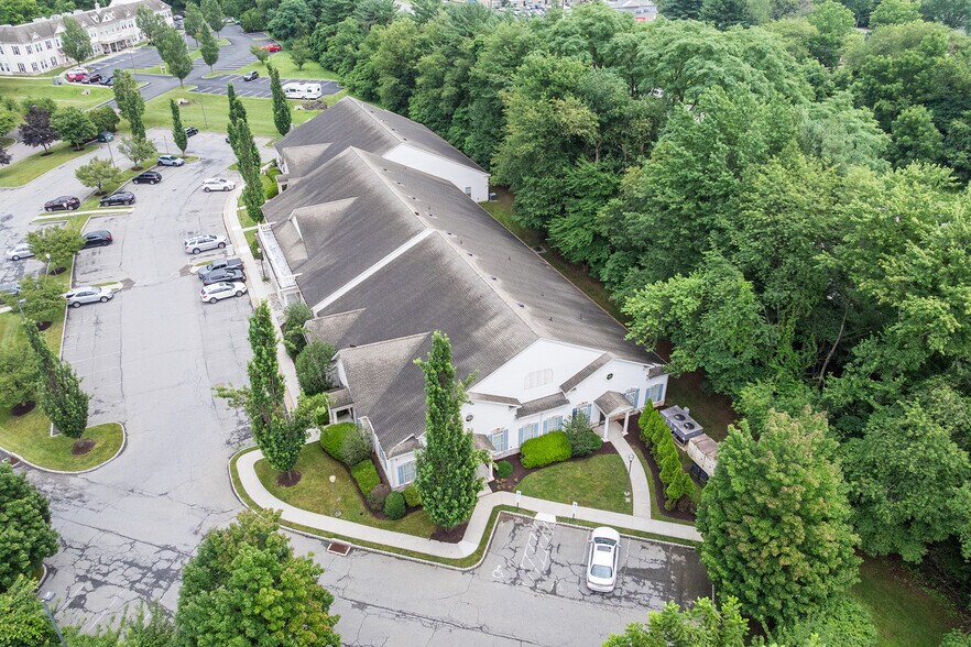 670 Woodbourne Rd, Langhorne, PA à vendre - Photo de l’immeuble – Image 2 sur 40