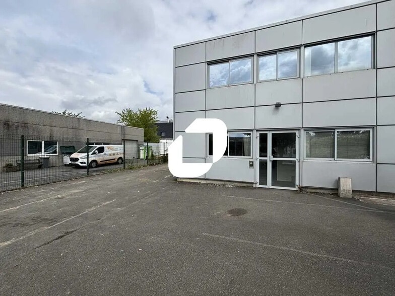 Local d’activités dans Grigny à louer - Photo de l’immeuble – Image 2 sur 9