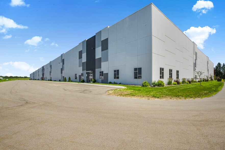 24610 County Road 75, Saint Augusta, MN à louer - Photo de l’immeuble – Image 2 sur 18