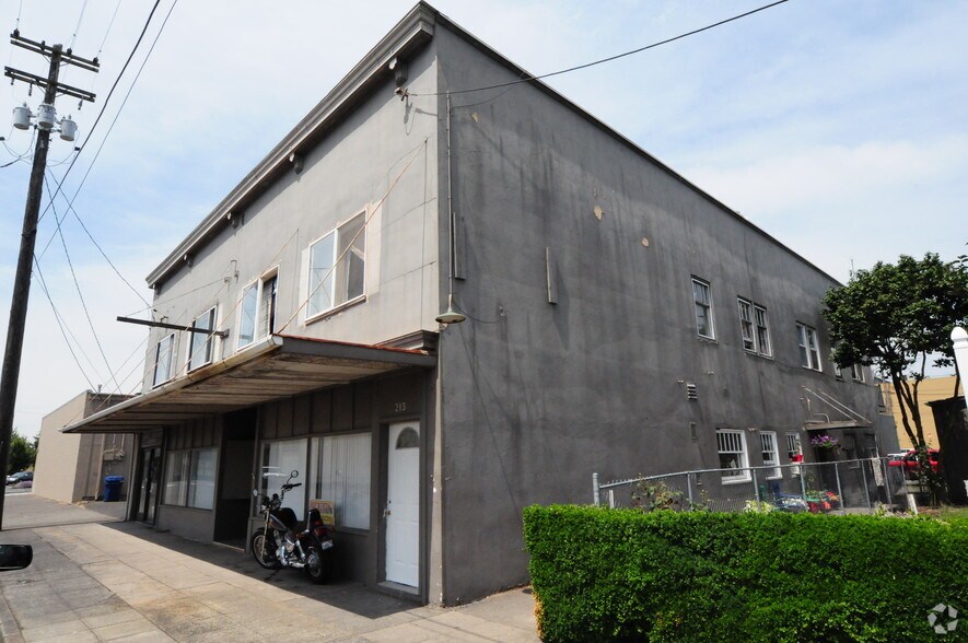 211 Pine St, Kelso, WA à louer - Photo de l’immeuble – Image 2 sur 9