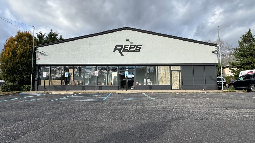 2343 Middle Country Rd, Centereach, NY à vendre - Photo de l’immeuble – Image 2 sur 3