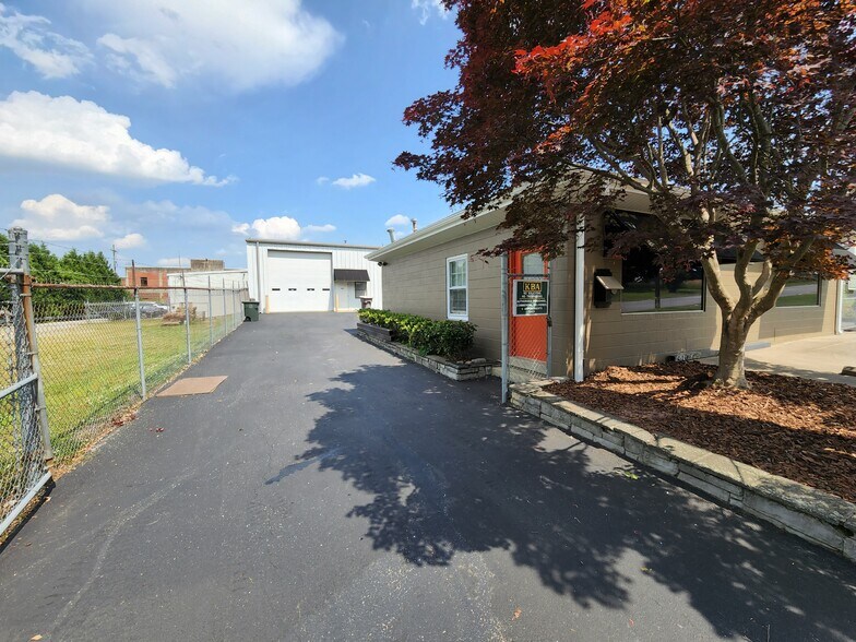 1111 Willowbrook Dr, Greensboro, NC à vendre - Photo de l’immeuble – Image 3 sur 16