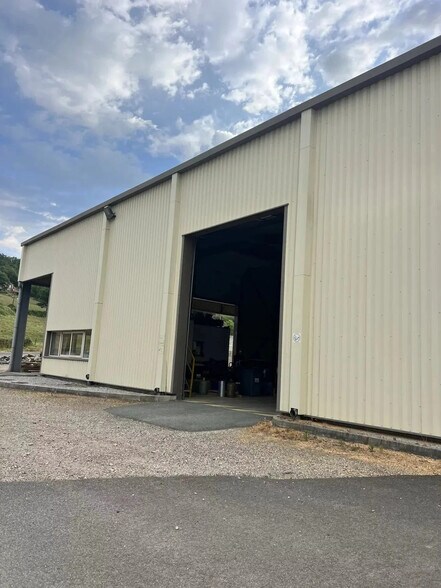 Local d’activités dans Roche-la-Molière à louer - Photo de l’immeuble – Image 1 sur 10