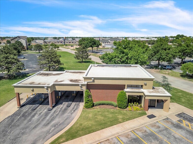 809 Cornell Pky, Oklahoma City, OK à vendre - Photo de l’immeuble – Image 2 sur 26
