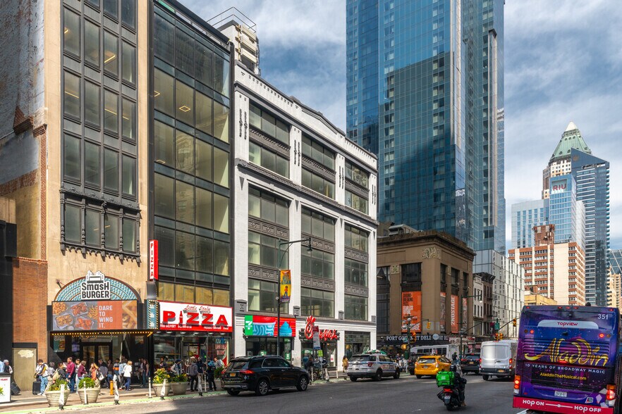 300 W 43rd St, New York, NY à louer - Photo de l’immeuble – Image 2 sur 6