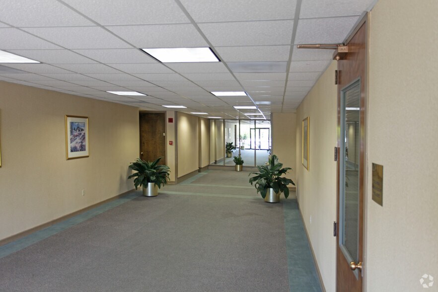 3700 Forest Dr, Columbia, SC à louer - Hall d’entrée – Image 2 sur 10