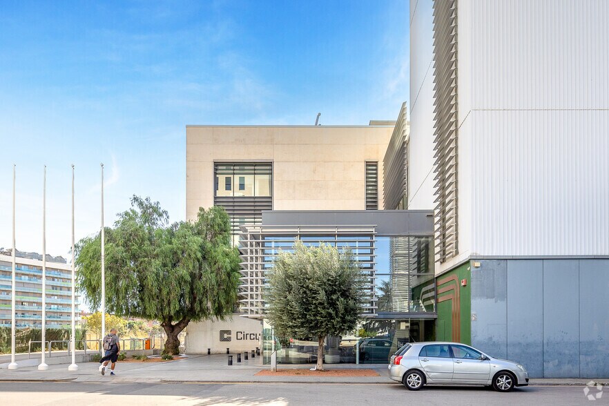 Carrer de Lluís Muntadas, 5, Cornellà de Llobregat, Barcelona à louer - Photo de l’immeuble – Image 2 sur 3