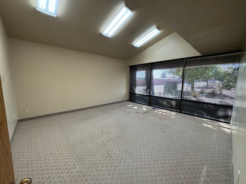 2019 Westwind Dr, Bakersfield, CA à vendre - Photo intérieure – Image 3 sur 16