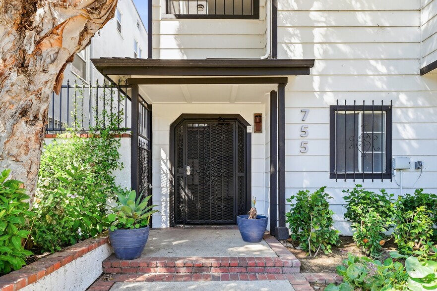 755 Gaviota Ave, Long Beach, CA à vendre - Photo de l’immeuble – Image 3 sur 15