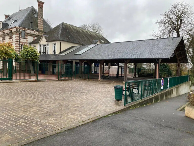Local commercial dans Chalifert à vendre - Photo de l’immeuble – Image 3 sur 9