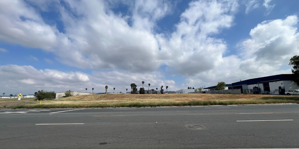 6875 Jurupa Ave, Riverside, CA à vendre - Photo principale – Image 1 sur 1