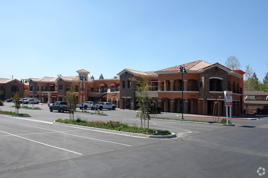 6591-6599 Collins Dr, Moorpark, CA à louer - Photo de l’immeuble – Image 3 sur 12