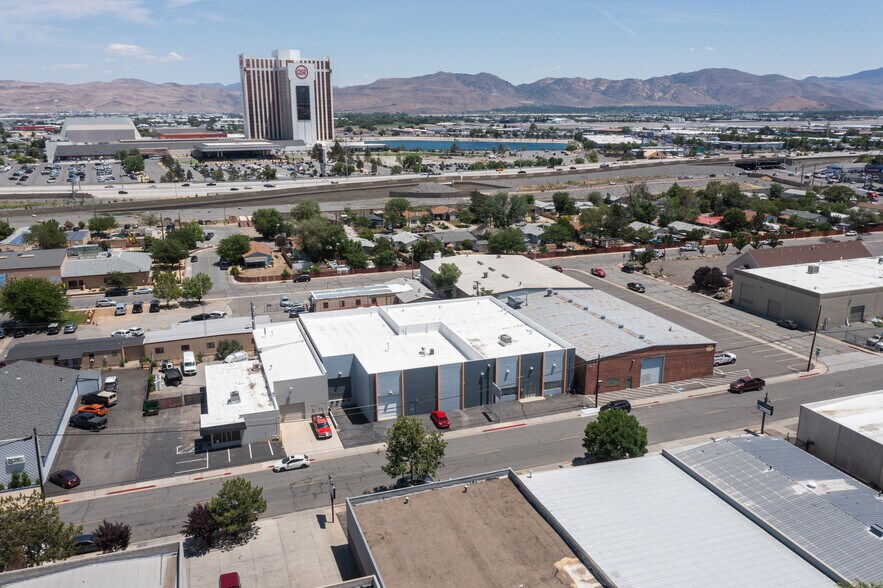580 Sunshine Ln, Reno, NV à louer - Photo de l’immeuble – Image 3 sur 7