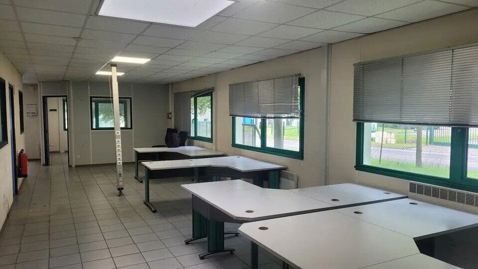 Local d’activités dans Eslettes à louer - Photo de l’immeuble – Image 3 sur 13