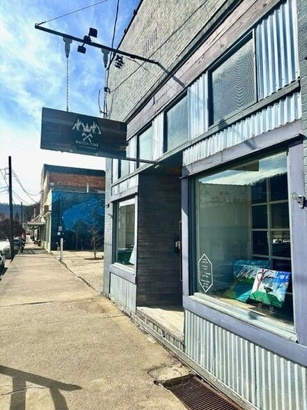 35 E Main St, Richwood, WV à vendre - Photo principale – Image 1 sur 18