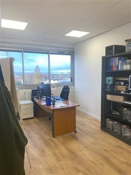Bureau dans Trappes à vendre - Photo de l’immeuble – Image 2 sur 7