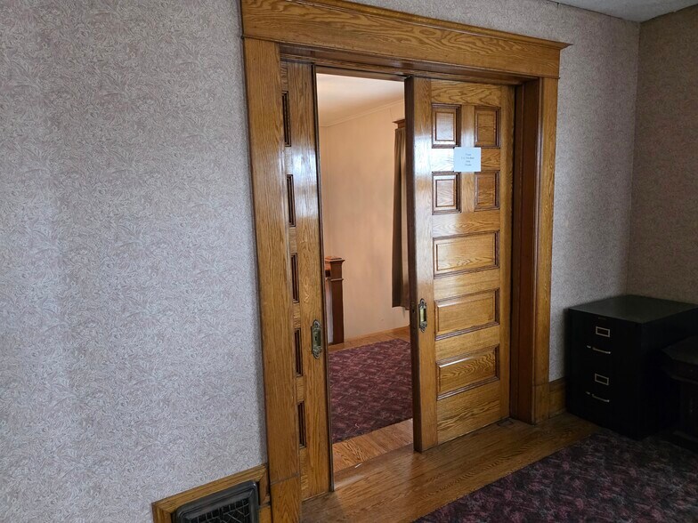 219 E Lawrence Ave, Charlotte, MI à vendre - Photo de l’immeuble – Image 3 sur 10