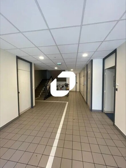 Bureau dans Eybens à vendre - Hall d’entrée – Image 3 sur 13