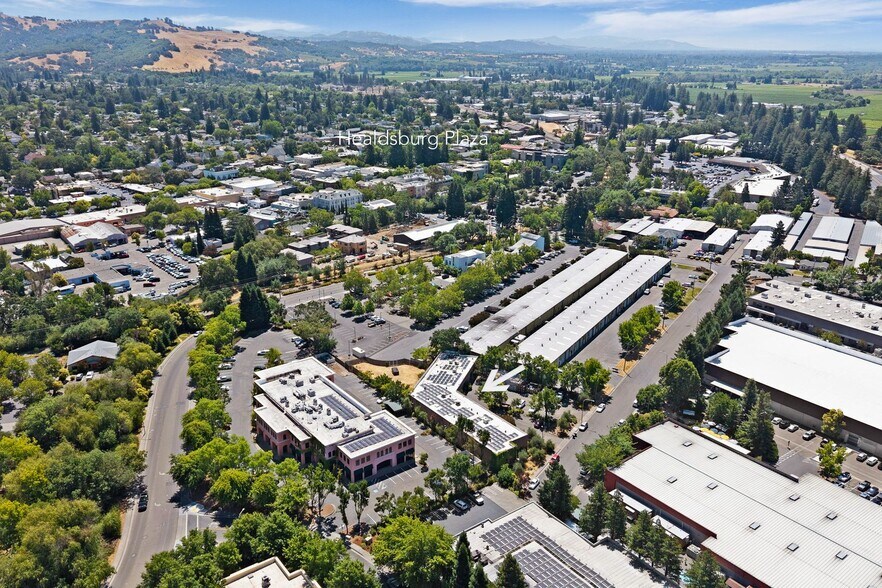 498 Moore Ln, Healdsburg, CA à louer - Photo de l’immeuble – Image 2 sur 5
