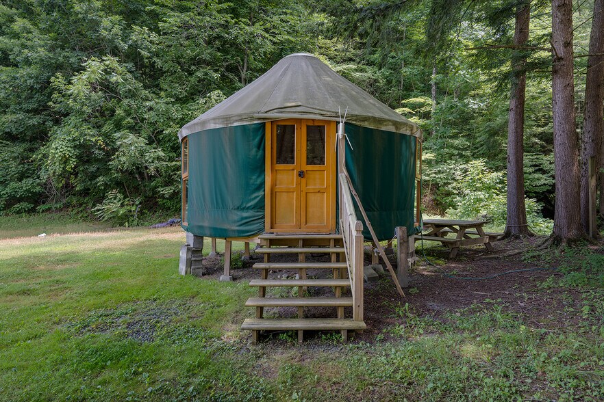 213 Fiddlers Elbow Rd, Greenwich, NY à vendre - Photo de l’immeuble – Image 3 sur 15