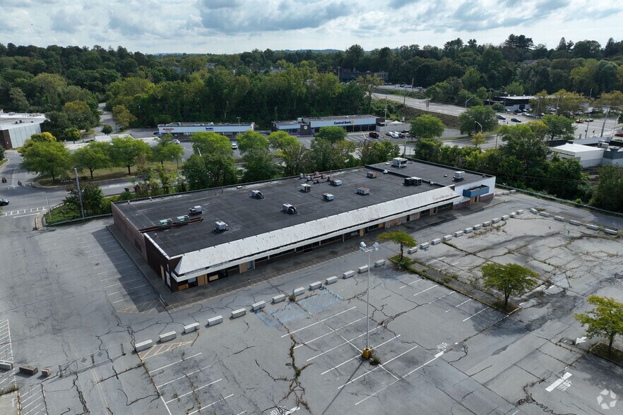 627-643 Dutchess Tpke, Poughkeepsie, NY à vendre - Photo de l’immeuble – Image 3 sur 4