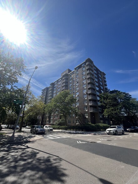 34-12 113th St, Corona, NY à vendre - Photo de l’immeuble – Image 1 sur 34