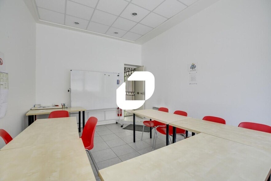201 Rue Saint-Martin, Paris à louer - Photo de l’immeuble – Image 3 sur 16
