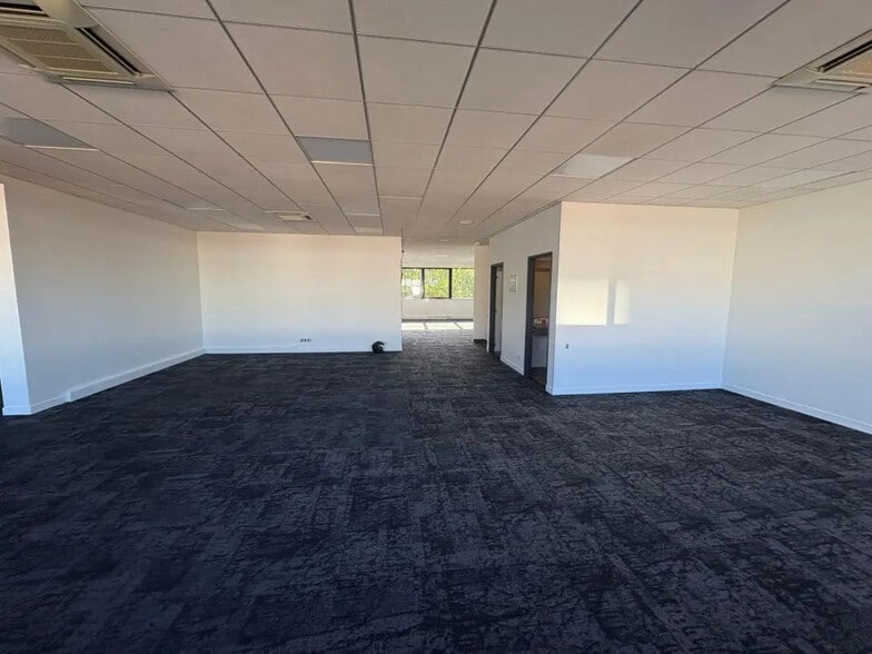 Bureau dans Villeneuve-la-Garenne à louer - Photo de l’immeuble – Image 3 sur 12