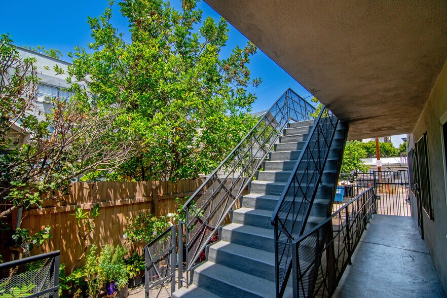 2241 W 14th St, Los Angeles, CA à vendre - Photo de l’immeuble – Image 3 sur 14