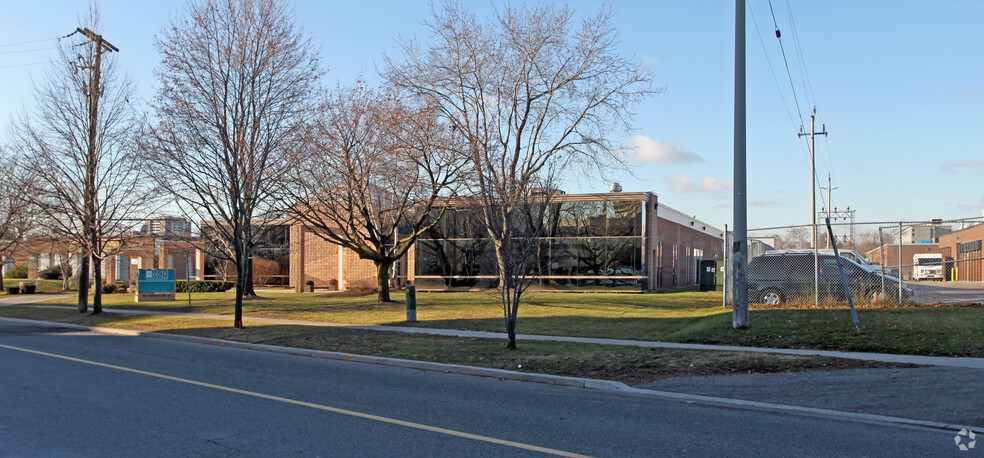 50 Valleybrook Dr, Toronto, ON à louer - Photo de l’immeuble – Image 2 sur 3