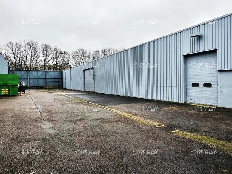 Local d’activités dans Savigny-le-Temple à louer - Photo de l’immeuble – Image 2 sur 14