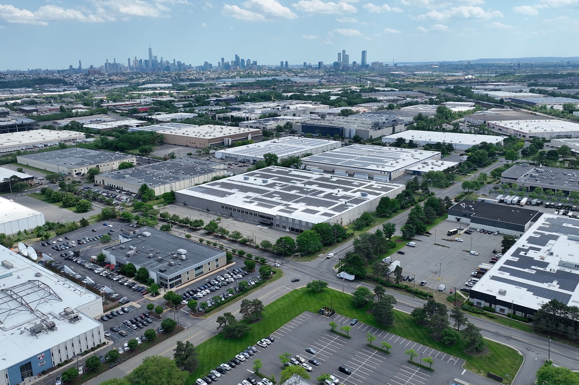 50 Hartz Way, Secaucus, NJ à louer Photo de l’immeuble– Image 1 sur 7