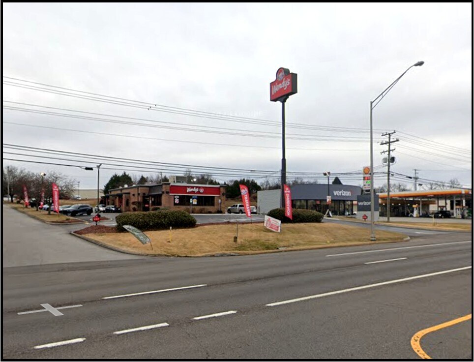 2240 N Charles G Seivers Blvd, Clinton, TN à louer Photo principale– Image 1 sur 7