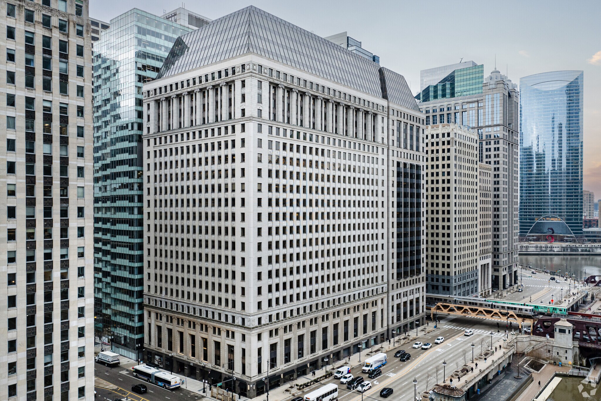 121 W Wacker Dr, Chicago, IL à louer Photo de l’immeuble– Image 1 sur 15