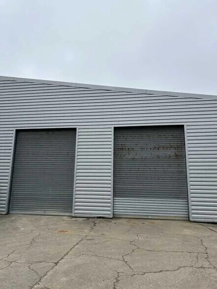 Local d'activités dans Petit-Couronne à vendre - Photo de l’immeuble – Image 2 sur 2