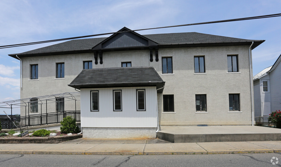 2123 N 1st Ave, Whitehall, PA à louer - Photo principale – Image 1 sur 10