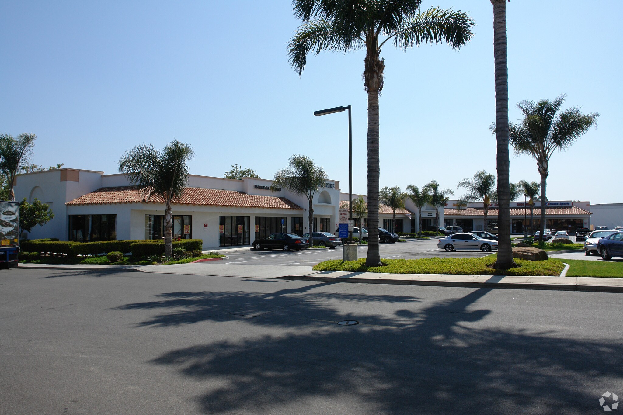 2010-2070 Hacienda Dr, Vista, CA à louer Photo principale– Image 1 sur 6