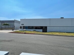 182 Business Center Dr, Corona, CA à louer Photo intérieure– Image 2 sur 9