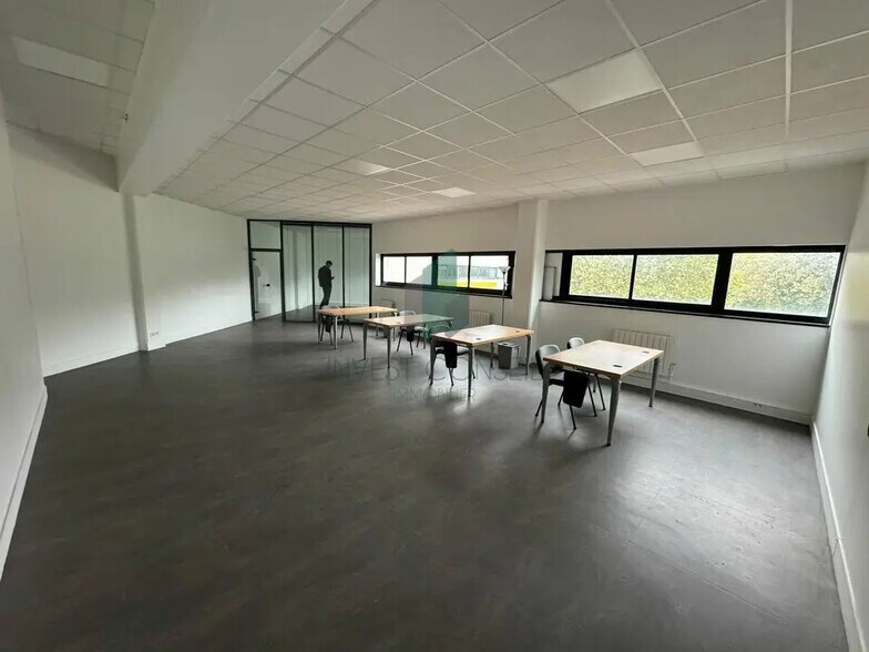 Local d’activités dans Saint-Denis à louer - Photo de l’immeuble – Image 2 sur 8