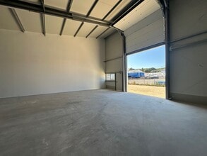 Local d’activités dans Rognac à louer Photo intérieure– Image 1 sur 6