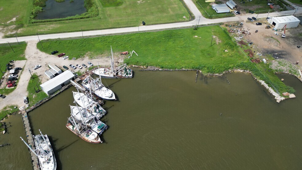 6500 1st Ave, Sabine Pass, TX à vendre - Photo de l’immeuble – Image 2 sur 4