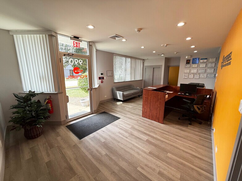 990 Criss Cir, Elk Grove Village, IL à louer - Photo de l’immeuble – Image 3 sur 13